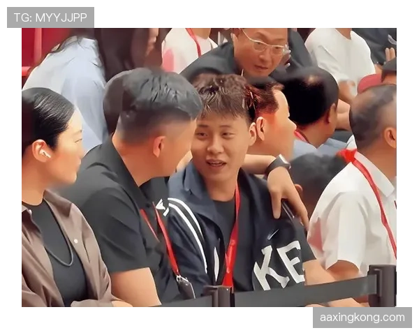 在群里看到赵睿下班私服照，瞬间怀疑自己工资少了个零